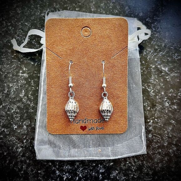 2/$10 ⭐️ 3/$12 | Handmade Seashell Earrings - Picture 1 of 4